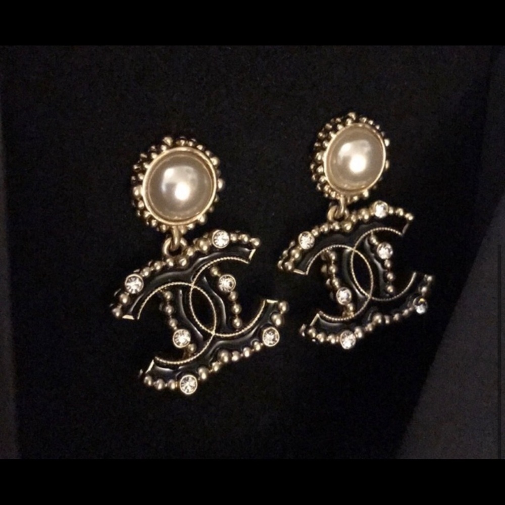 CHANEL pearl black classic vintage earrings